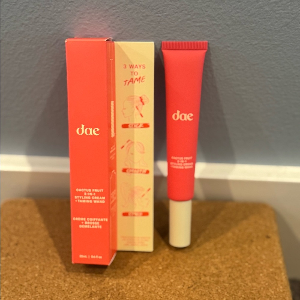 Dae Cactus Fruit 3-in-1 Styling Cream + Taming Wand - Red